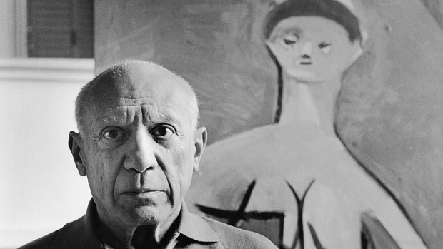 Pablo Picasso fotografado na vila "La Californie" em Cannes, na França, em 1957