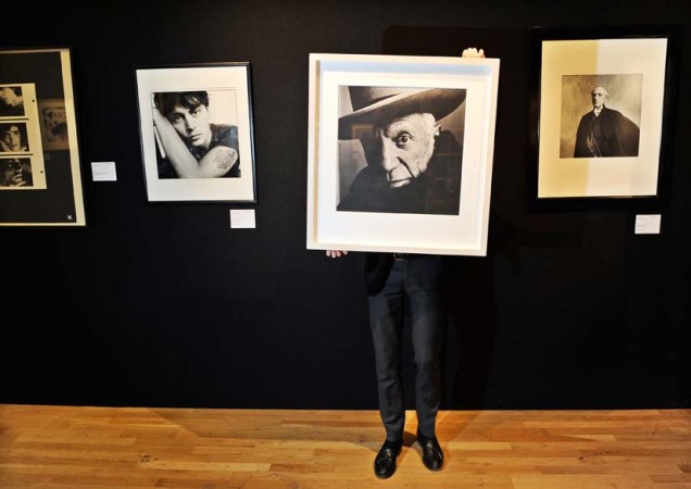 Um retrato do pintor Picasso, feito por Irving Penn, é exposto na casa de leilões Christie´s em Londres