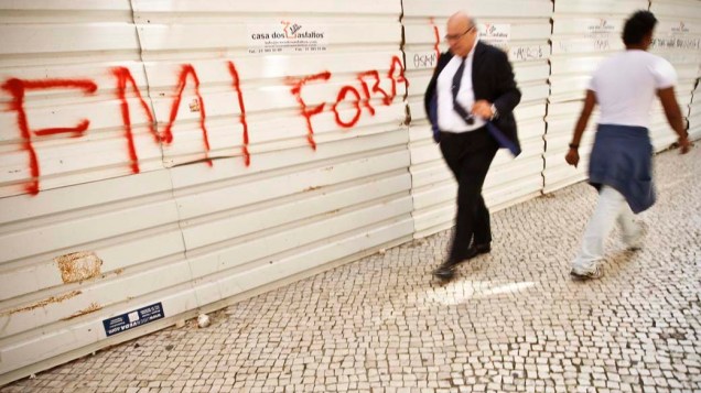 Pichação contra o FMI em Lisboa, Portugal. O governo português está em processo de renegociação das dívidas com o Fundo Monetário Internacional