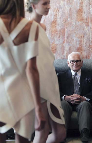 O estilista francês Pierre Cardin assiste desfile de moda feito por alunos da Universidade de Moscou, Rússia O estilista francês Pierre Cardin assiste desfile de moda feito por alunos da Universidade de Moscou, Rússia