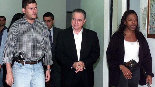 Antônio Pimenta Neves saindo do 77º DP da Alameda Glete, 13/09/2000