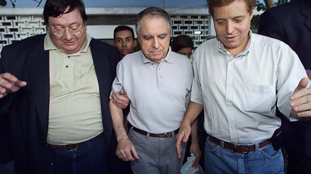 O jornalista Antônio Pimenta Neves deixa o 13º DP (Casa Verde), em São Paulo, por causa de liminar do STF (Supremo Tribunal Federal) que havia garantido a liberdade provisória dele, 24/03/2001