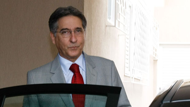 O ex-prefeito de Belo Horizonte, Fernando Pimentel, deixa a casa da presidente eleita, Dilma Rousseff, após reunião sobre formação do novo governo