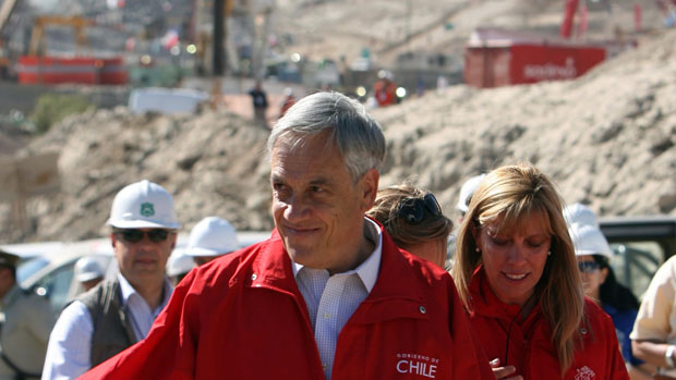 O presidente do Chile, Sebastián Piñera, chega à Mina San José para acompanhar a retirada dos mineiros