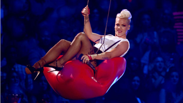 A cantora Pink no palco do VMA 2012