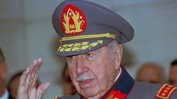O ex-ditador Augusto Pinochet em Santiago, em 1996