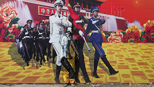 Após ter o seu estúdio demolido pelo governo chinês, o artista Liu Bolin desenvolveu a série fotográfica Escondendo-se