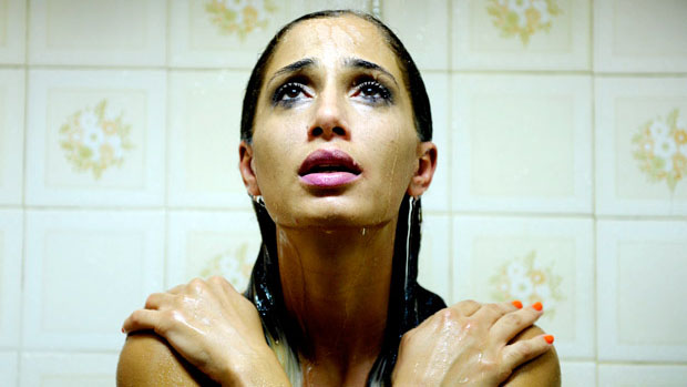 Camila Pitanga em cena de 'Eu Receberia as Piores Notícias dos Seus Lindos Lábios', de Beto Brant e Renato Ciasca