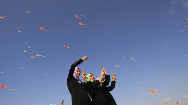 Crianças palestinas tentam quebrar seu próprio recorde de pipas voando simultaneamente, em Gaza