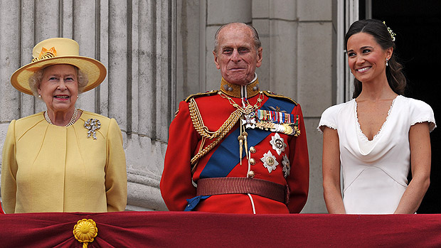 Pippa Middleton com a rainha Elizabeth II e o príncipe Philip