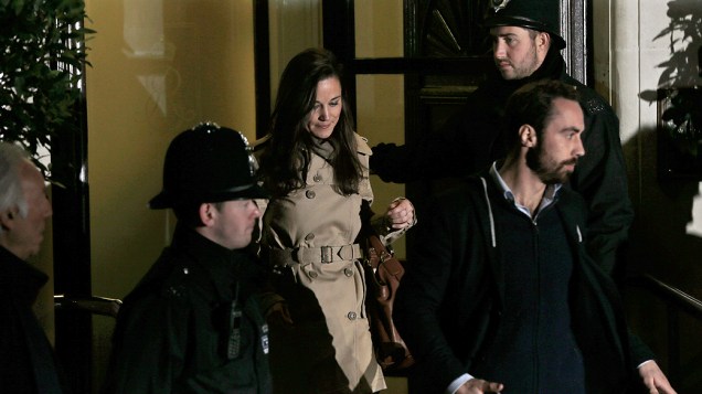Pippa Middleton e seu irmão James deixam hospital depois de visitarem a irmã Kate Middleton, em Londres