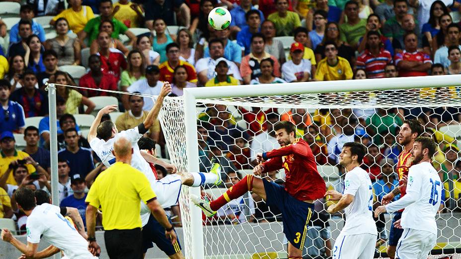 Pique da Espanha durante jogo contra Itália, na semifinal da Copa das Confederações, em Fortaleza