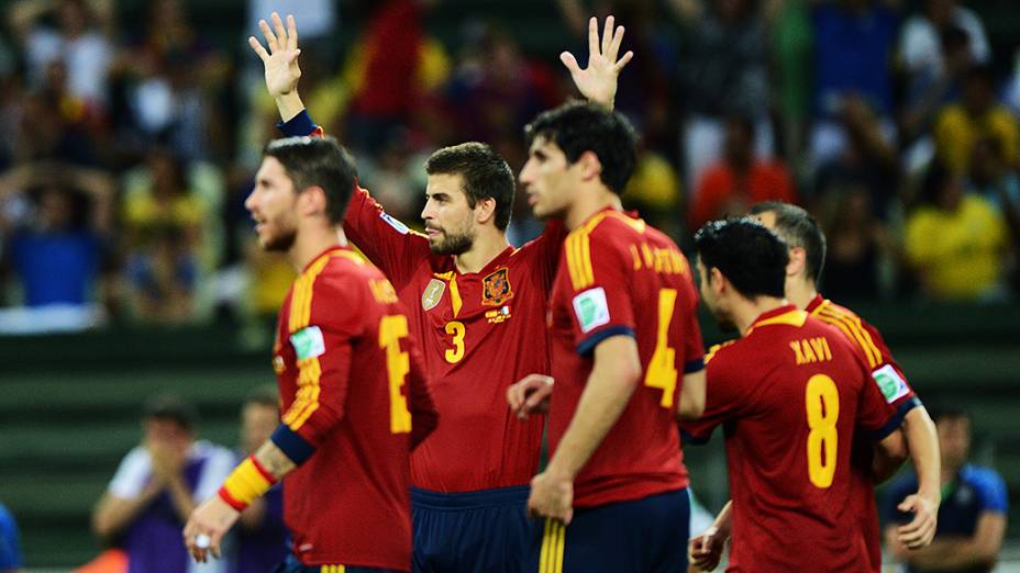 Pique da Espanha comemoram vitória nos pênaltis contra a Itália, na semifinal da Copa das Confederações, em Fortaleza