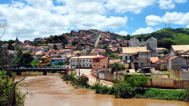 O nível do Rio Piraitinga, três metros acima do normal