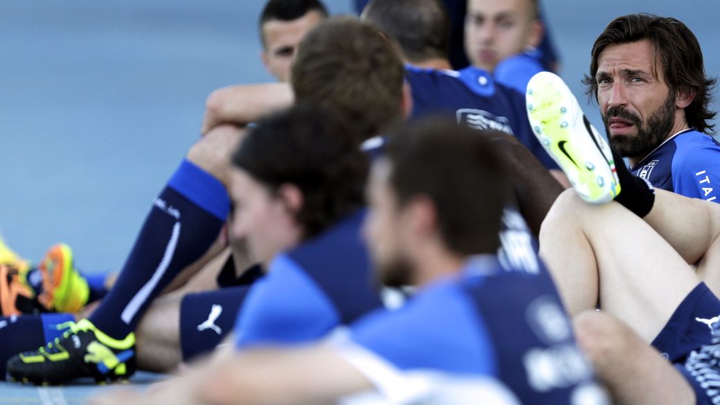 Pirlo em meio aos companheiros de seleção: maestro da equipe será poupado nesta terça