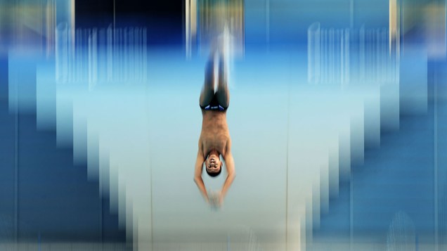 Nadador do Kuwait mergulha de trampolim de 3 metros durante o 16º Jogos Asiáticos de Guangzhou 2010, na China