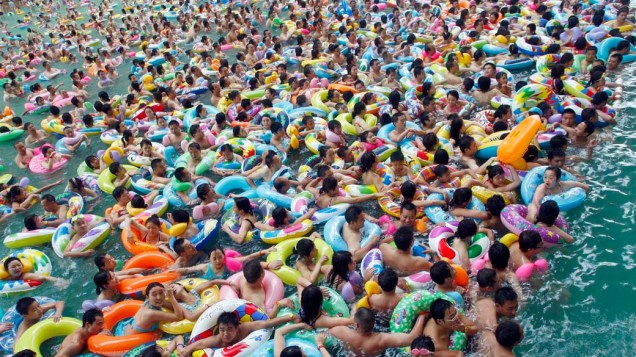 Chineses em parque aquático durante o verão em Sichuan, na China