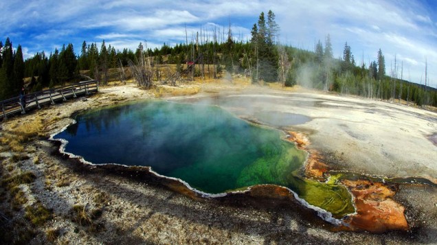 Piscina geotermal no Parque Nacional Yellowstone nos Estados Unidos