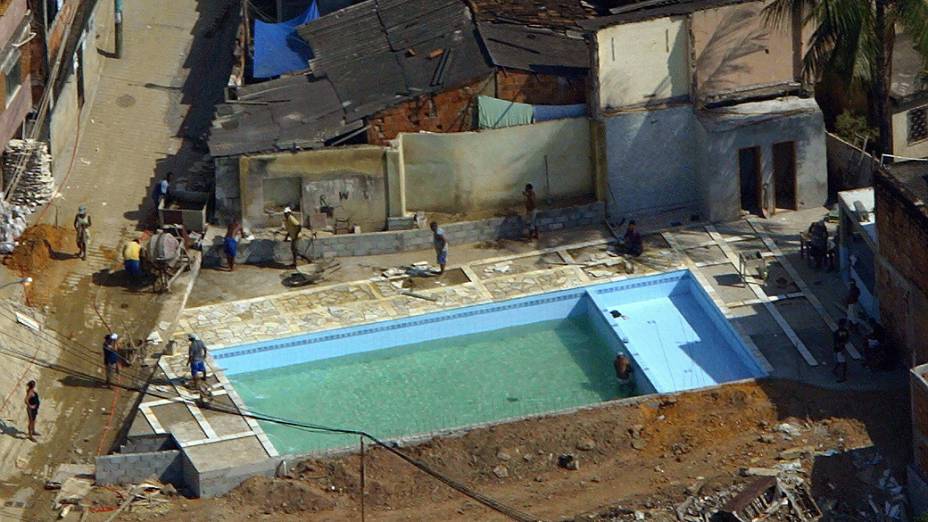 Piscinão no alto do morro do Dendê, provavelmente construído por traficantes
