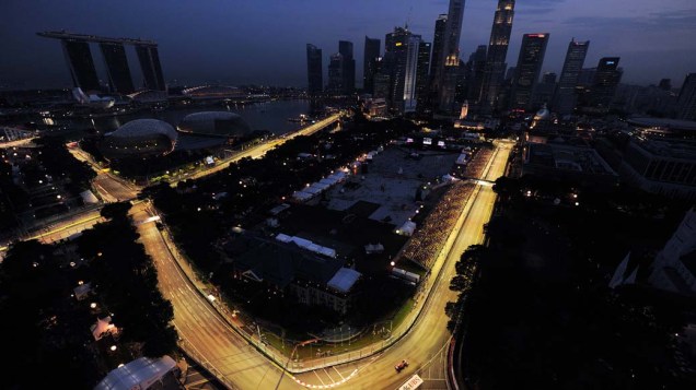 Um carro da Ferrari participa dos treinos em Cingapura, onde acontece domingo o Grande Prêmio de Formula 1