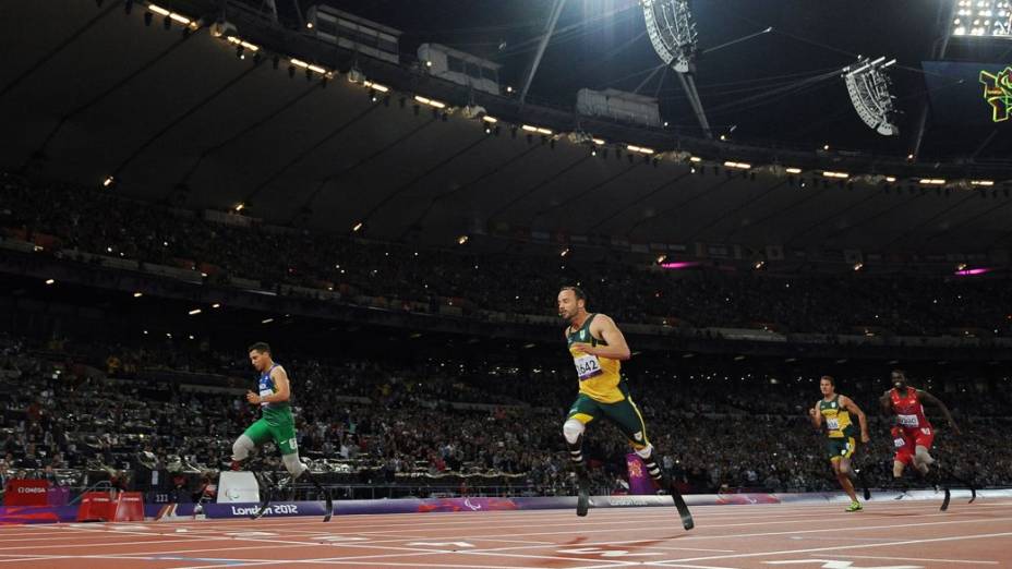 O brasileiro Alan Fonteles supera o sul-africano Oscar Pistorius nos 200 metros nos Jogos Paralímpicos de Londres