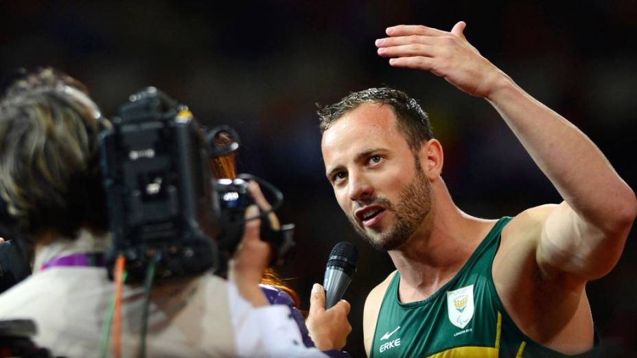Oscar Pistorius reclama das próteses do brasileiro Alan Fonteles depois de ser derrotado na final dos 200 metros