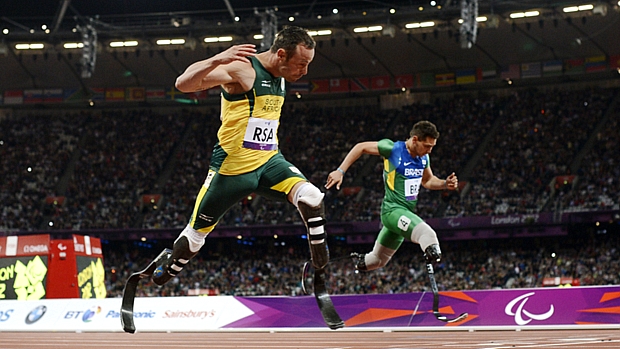 Oscar Pistorius deixa Alan Fonteles para trás e conquista o ouro no revezamento 4x100m