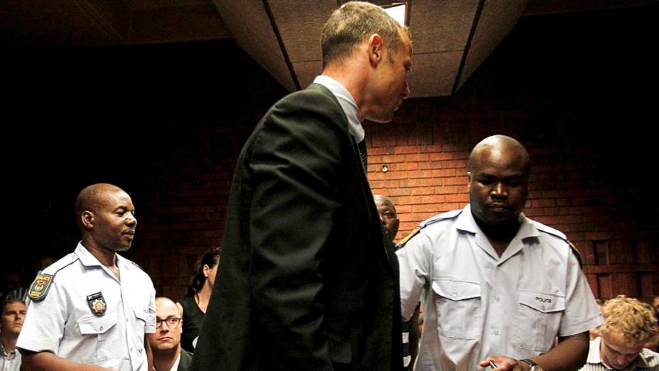 Oscar Pistorius ouve a acusação de homicídio num tribunal de Pretória