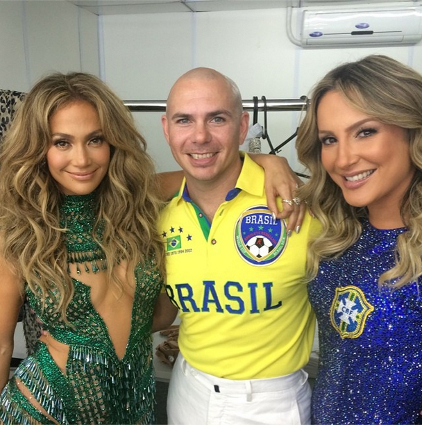 O rapper Pitbull postou uma foto em seu perfil no Instagram minutos antes de subir ao palco acompanhado de Jennifer Lopez e Claudia Leitte