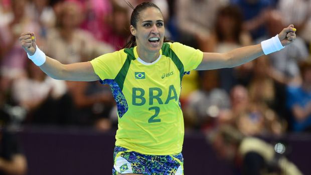 Pivô Fabiana comemora um dos gols da seleção brasileira de handebol