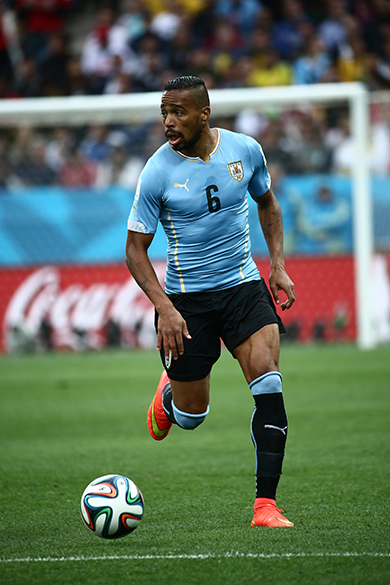 O uruguaio Álvaro Pereira durante o jogo contra a Inglaterra no Itaquerão, em São Paulo