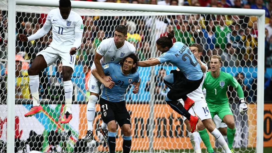 Lance de escanteio no jogo entre Uruguai e Inglaterra no Itaquerão, em São Paulo