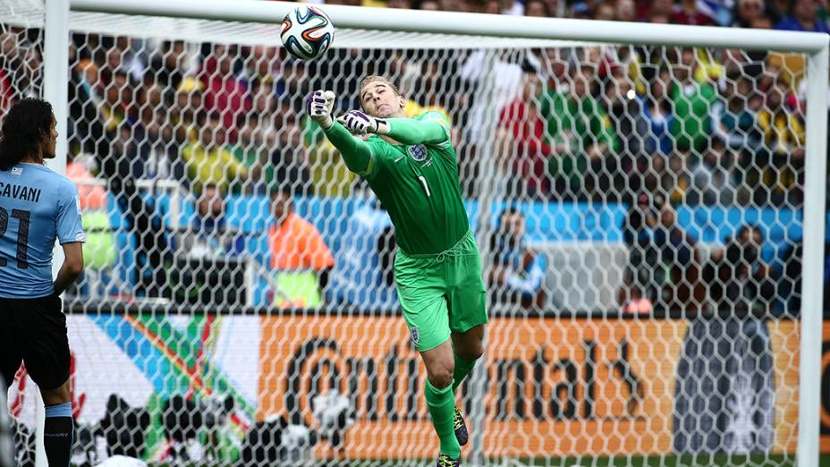 O goleiro inglês Joe Hart afasta a bola da área da Inglaterra no jogo contra o Uruguai no Itaquerão, em São Paulo
