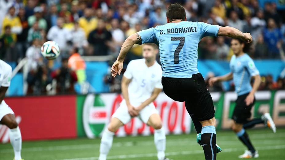 O uruguaio Cristian Rodríguez durante o jogo contra a Inglaterra no Itaquerão, em São Paulo