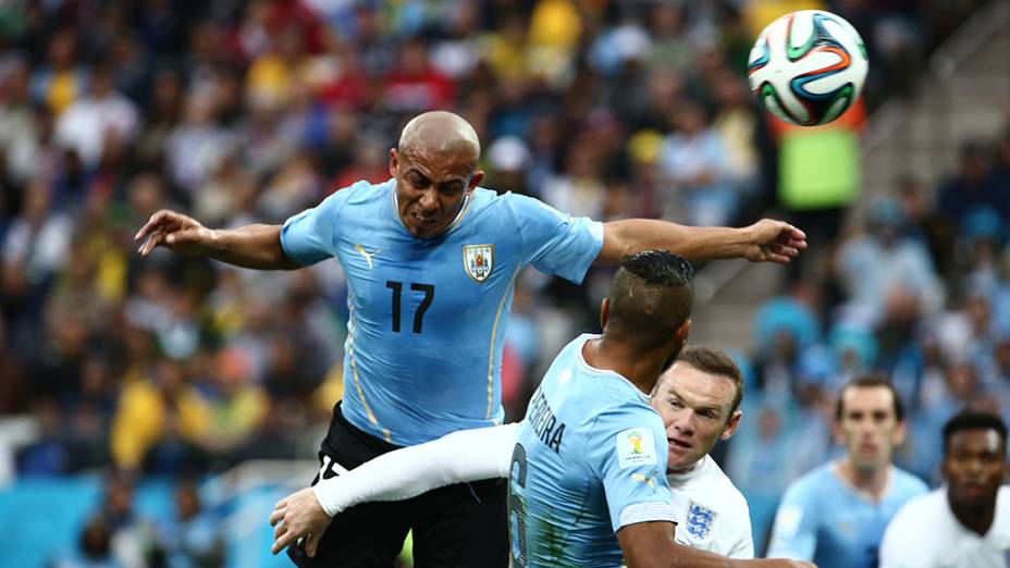 O uruguaio Arévalo Rios cabeceia a bola no jogo contra a Inglaterra no Itaquerão, em São Paulo