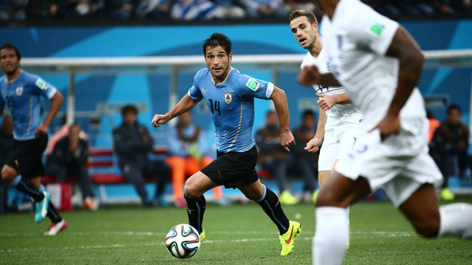 O uruguaio Lodeiro conduz a bola no jogo contra a Inglaterra no Itaquerão, em São Paulo