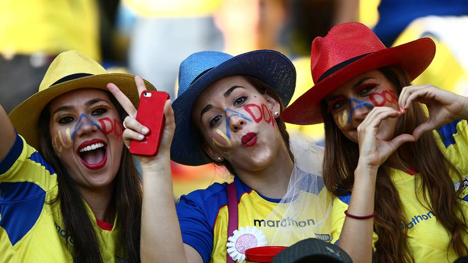 Equatorianas durante o jogo contra a França no Maracanã, no Rio