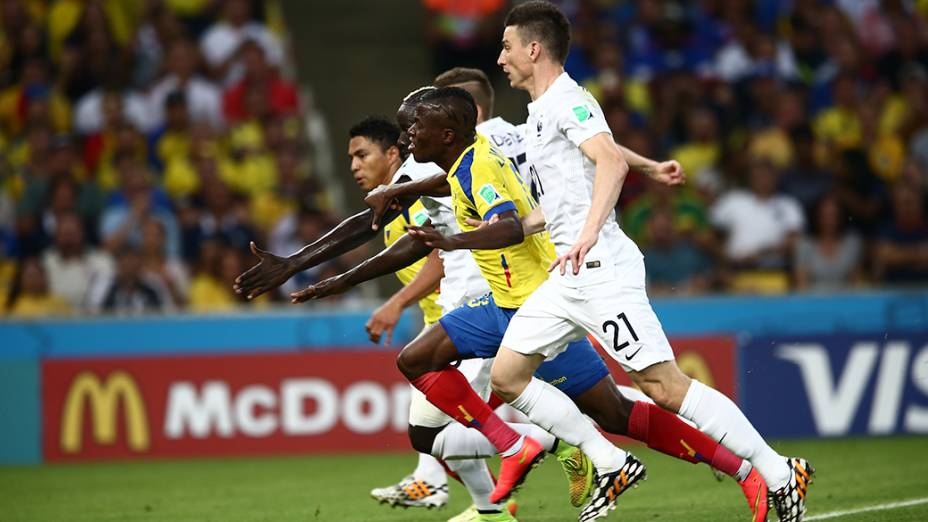 Lance no jogo entre Equador e França no Maracanã, no Rio