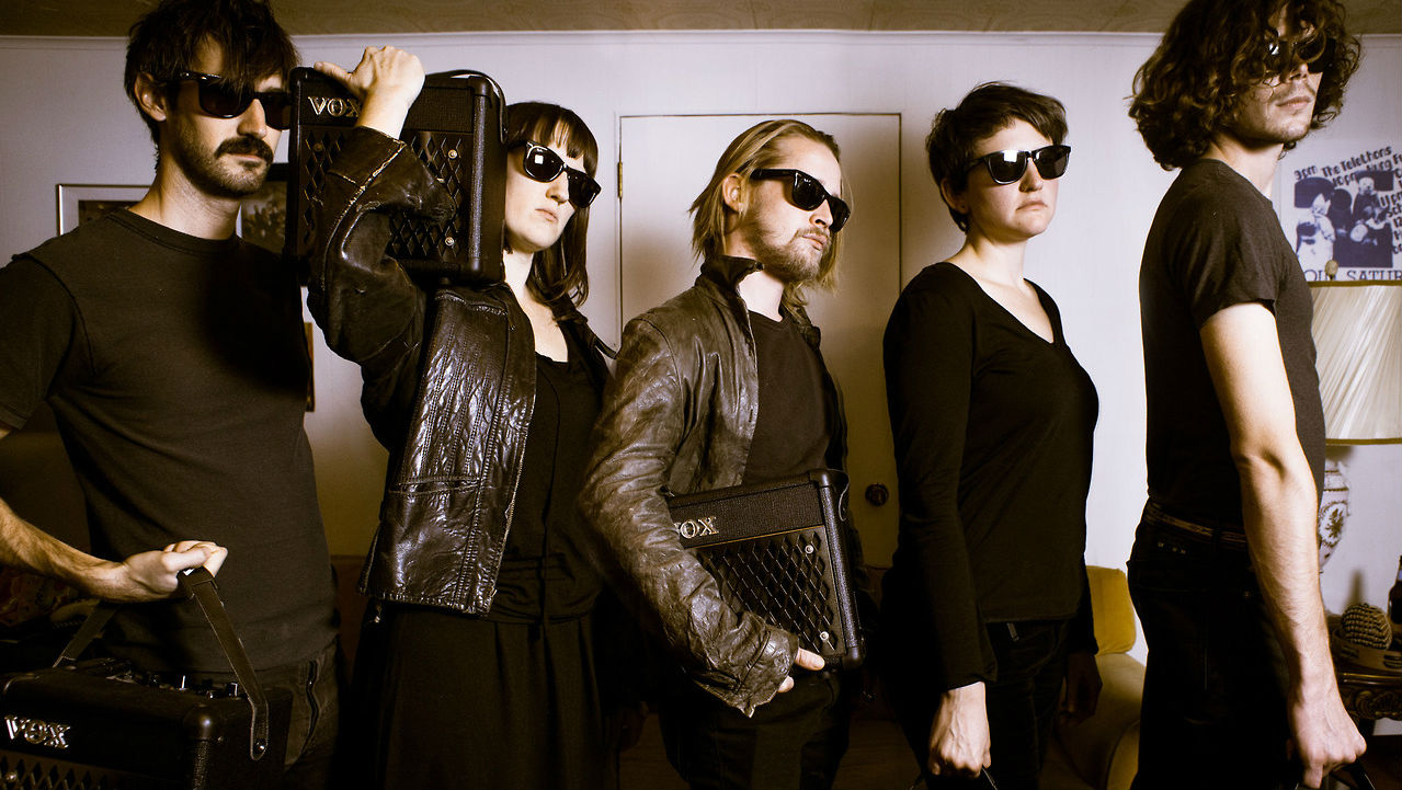 Ao centro, Macaulay Culkin lidera a banda The Pizza Underground