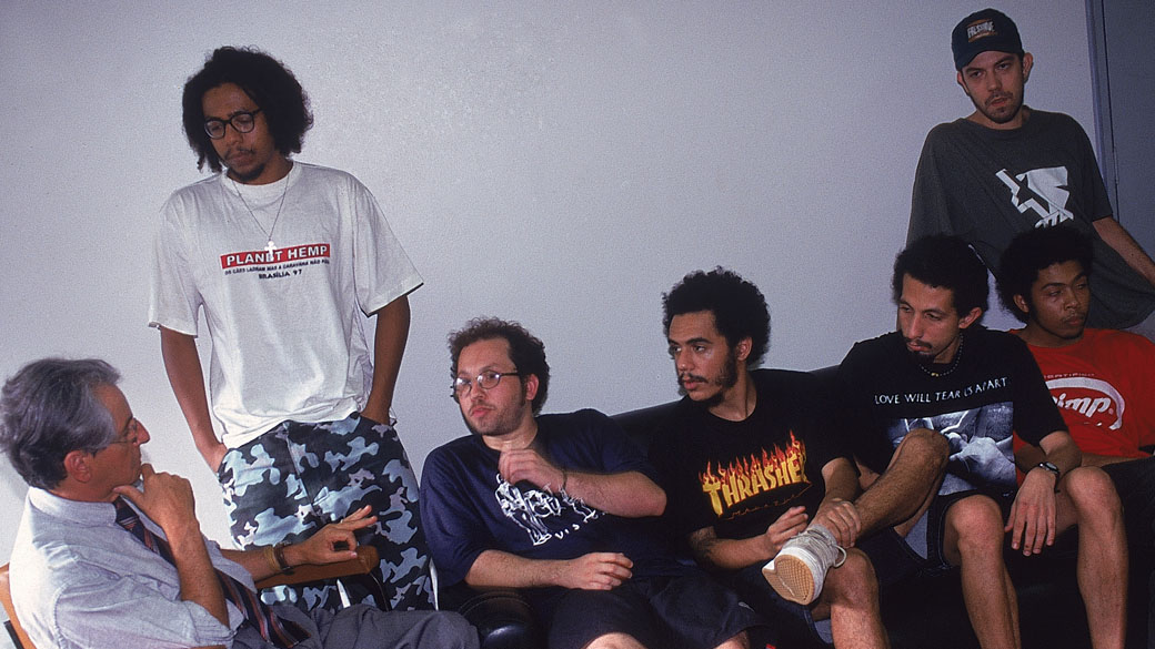 O então deputado Fernando Gabeira visita o grupo Planet Hemp , em 1997, época da prisão