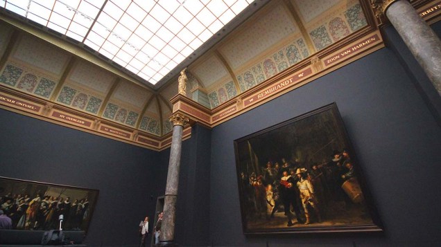 O Museu Rijks foi concebido, em 1885, pelo arquiteto Pierre Cuypers, seu fundador, a partir da tela Ronda Noturna, de Rembrandt. A obra está agora na parte mais nobre da Galeria de Honra, com colossais 337 quilos, pintada em 1642, durante o auge do Império Holandês, sob encomenda da prefeitura de Amsterdã. Exilada durante os dez anos de reforma, ela volta a ocupar o espaço tradicional, mais suntuosa do que nunca