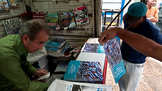 Cubanos compram documento que revela plano de reformas de Raúl Castro em Havana