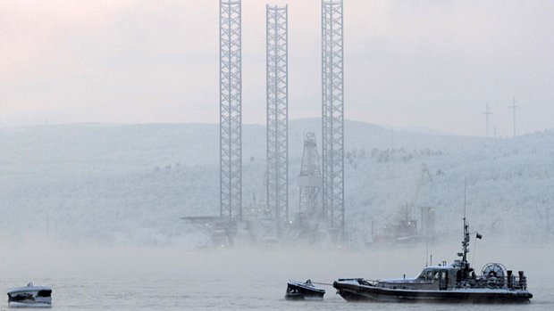 Plataforma petrolífera Kolskoye, em meio a uma tempestade de neve