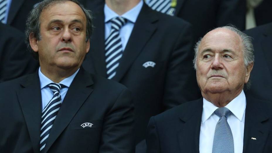 Os presidentes da Uefa, Michel Platini, e da Fifa, Joseph Blatter, na tribuna de honra do Estádio Nacional de Varsóvia durante uma das semifinais da Eurocopa 2012