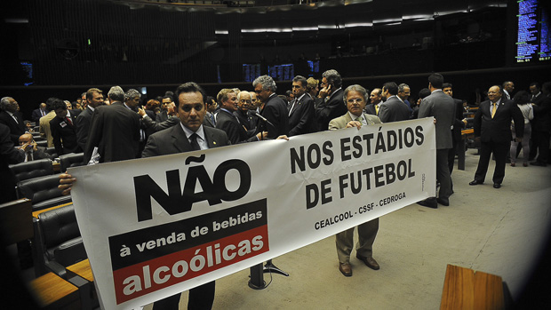 Grupo de Deputados protesta contra bebida alcoólica nos estádios durante a Copa