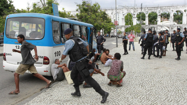 Moradores de rua são apreendidos na Lapa durante operação da Polícia Militar