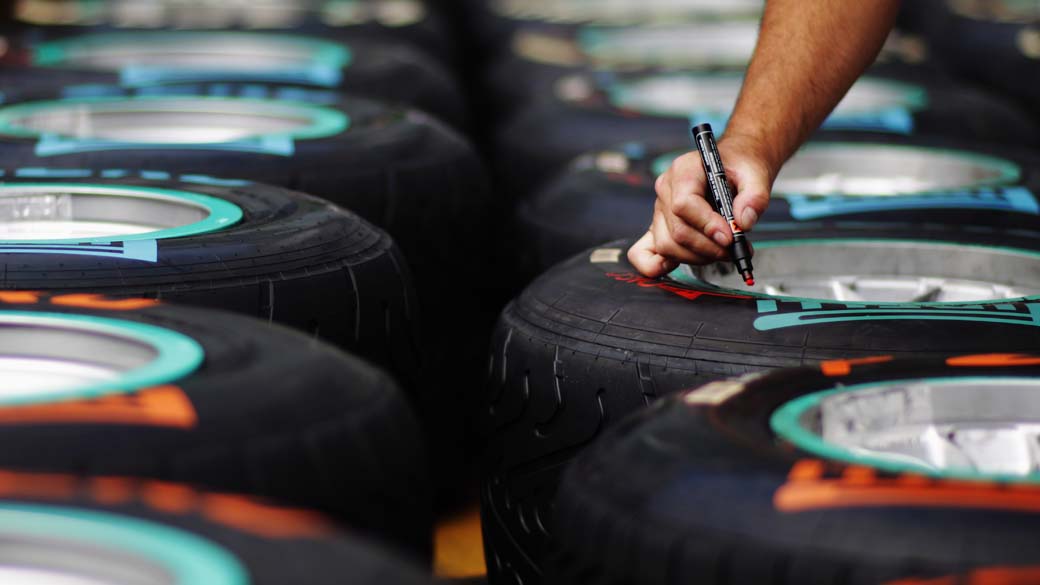 Funcionário prepara pneus para o Grande Prêmio da Itália de Fórmula 1, na cidade de Monza