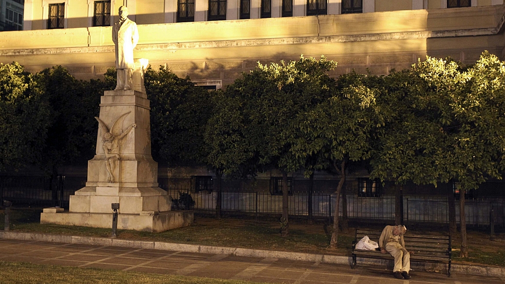 Sem-teto dorme em praça central de Atenas