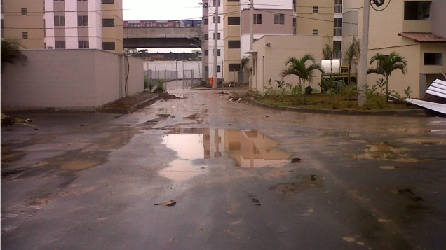 Buracos e poças dágua nas ruas do Bairro Carioca terão de ser tampados até a chegada dos moradores