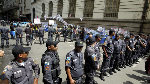 Policiais militares cercam a Câmara dos Vereadores do Rio para impedir a entrada de professores